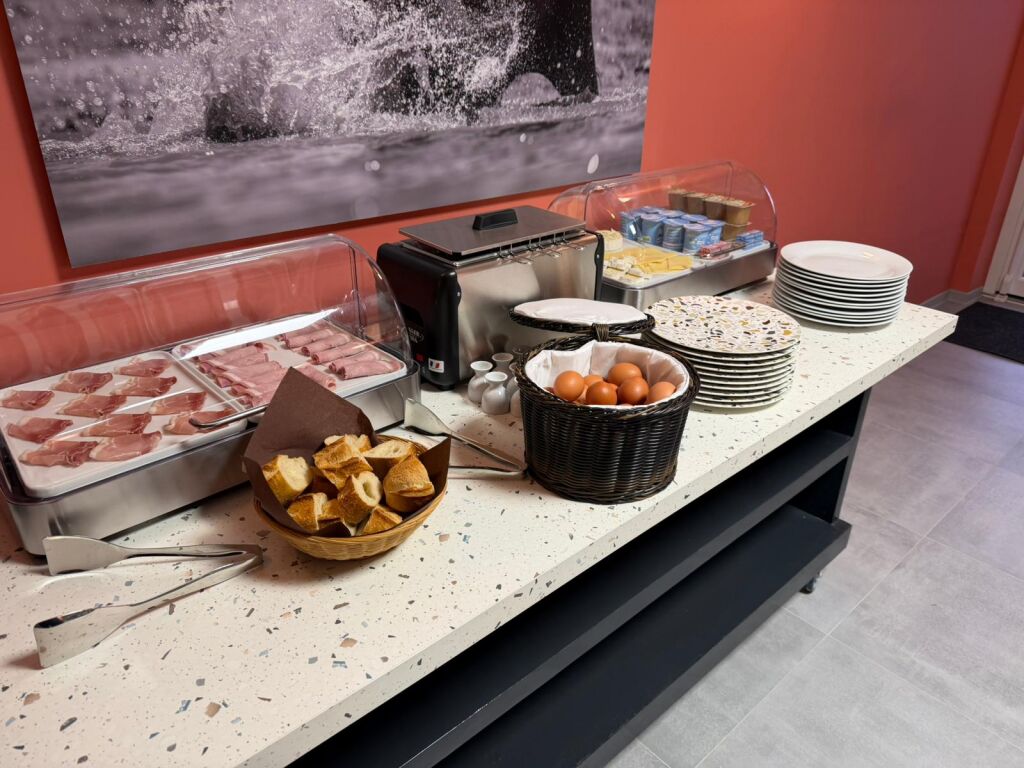 Buffet du petit-déjeuner — charcuterie, fromages, œufs, viennoiseries